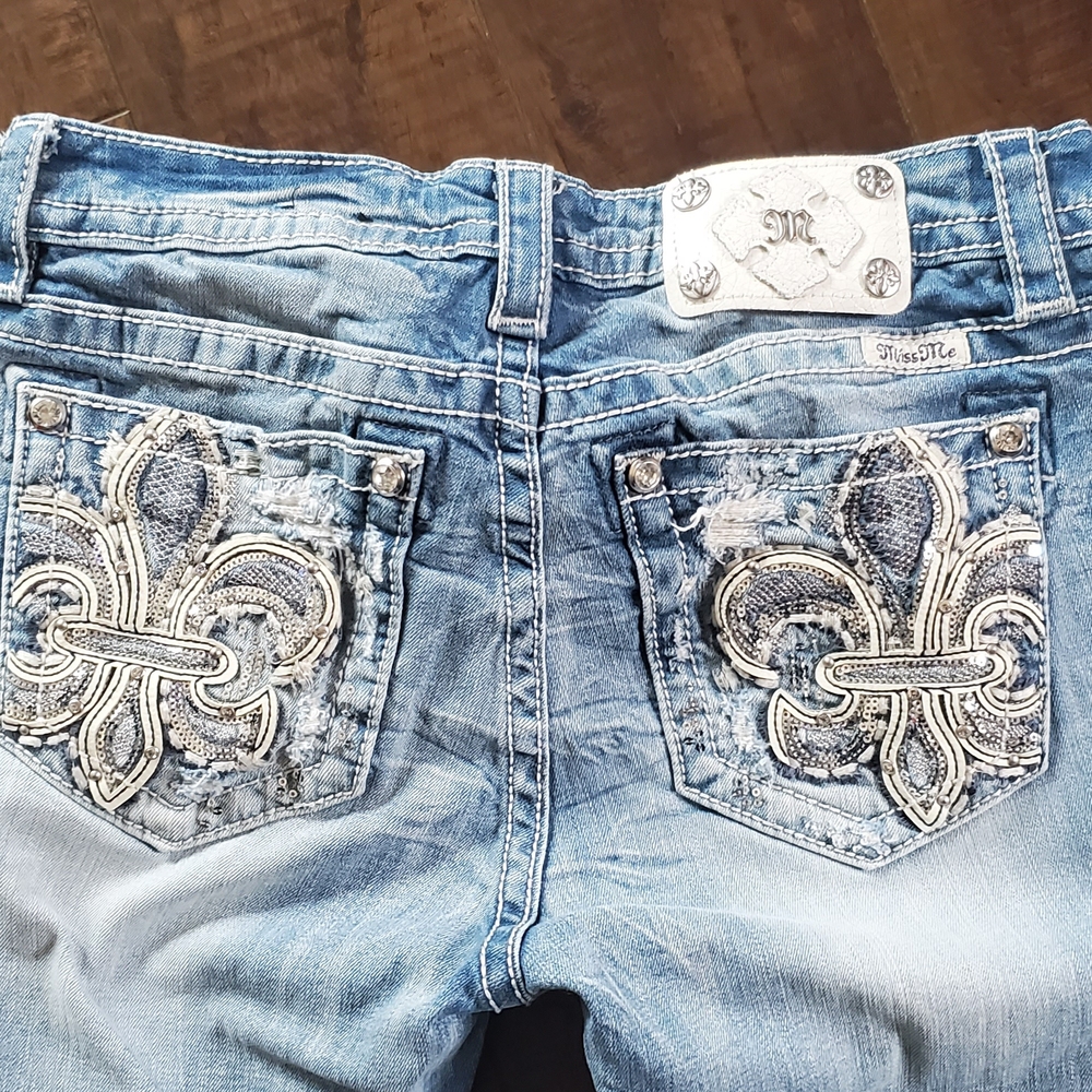 Miss Me Standard CROP Size 30 Women's Blue Embellished Jeans EUC